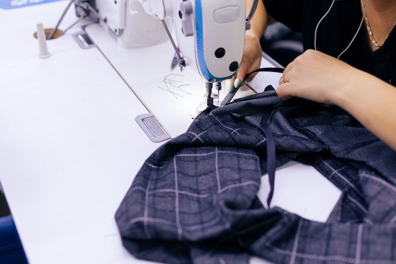 Trabajador confeccionando ropa industrial en P&S